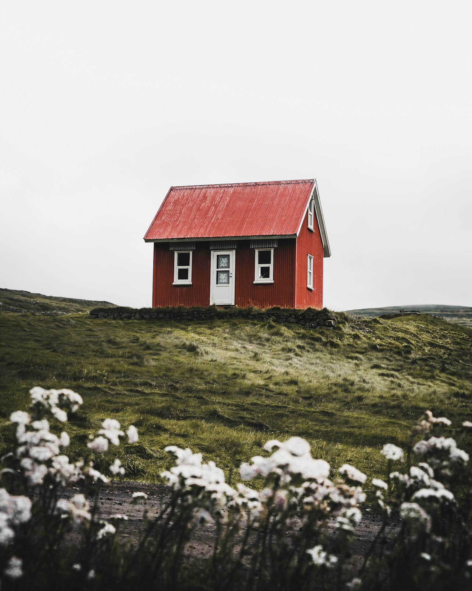 Rött hus i naturlandskap